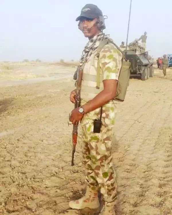How Nigerian Soldiers At The Battlefield Communicate With Their Commanders. Photos